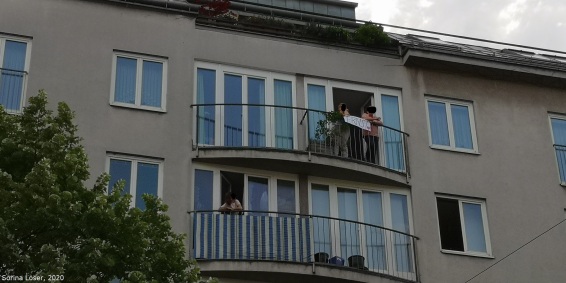 "Balkon gegenüber"