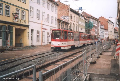 Die erste Generation der Erfurter Straßenbahnen während der "Baustellendurchfahrt" (so lautete die Haltestellenanzeige in den Straßenbahnen).