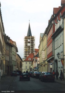 Seitenblick auf die Futterstraße: Der Turm der Ägidienkirche in Renovierung.